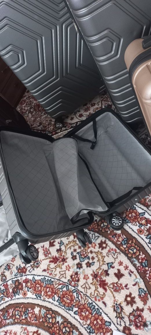 Чимодани в продаже