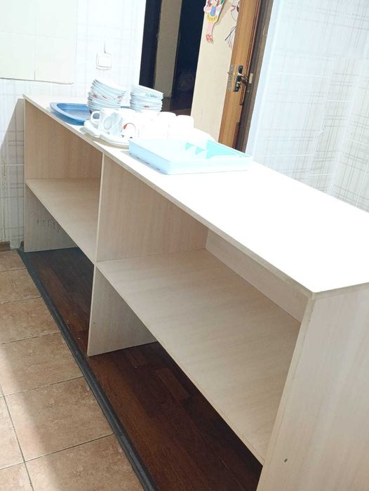 Диван, стол, оформление