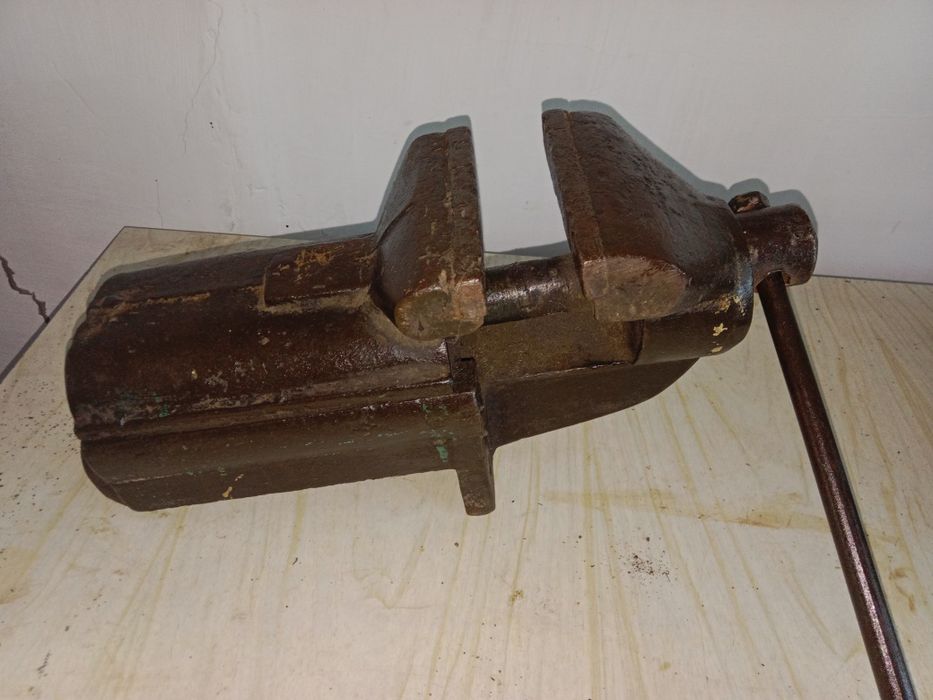 Тиски слесарные.