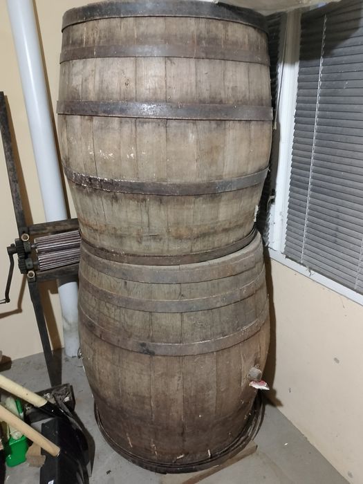 Vând butoaie de vin, 250 de litri, 400 litri