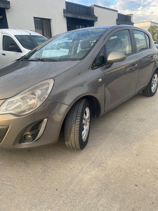 Propietar vând Opel Corsa 1,2,benzina an 2012,3300 euro!!!
