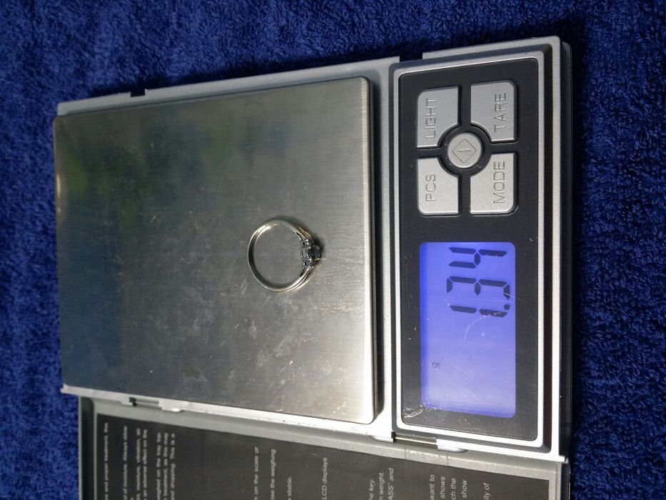 Inel aur alb 9 kt 375 cu safir + 2 diamante naturale antic