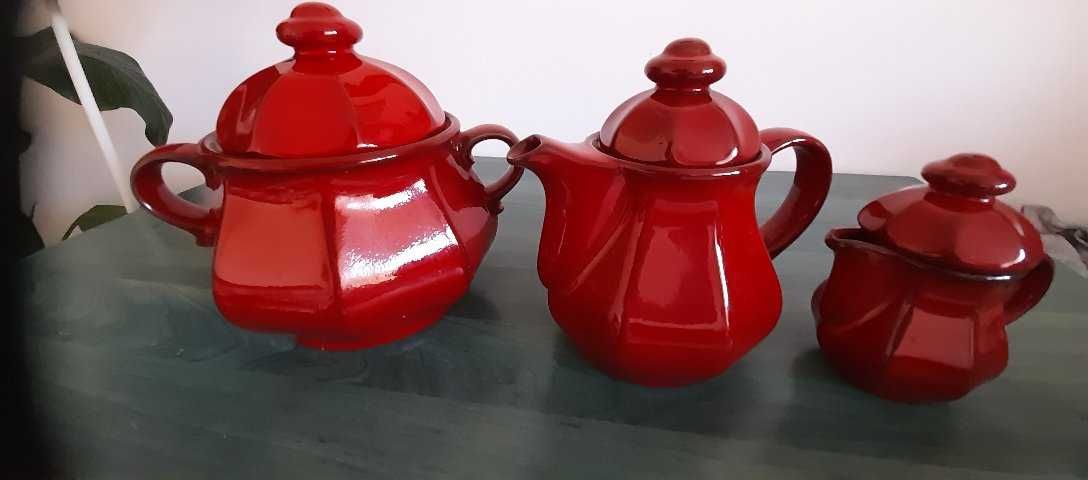 Set ceramică roșie vintage – bol + 2 ibrice cu capac, stare excelentă