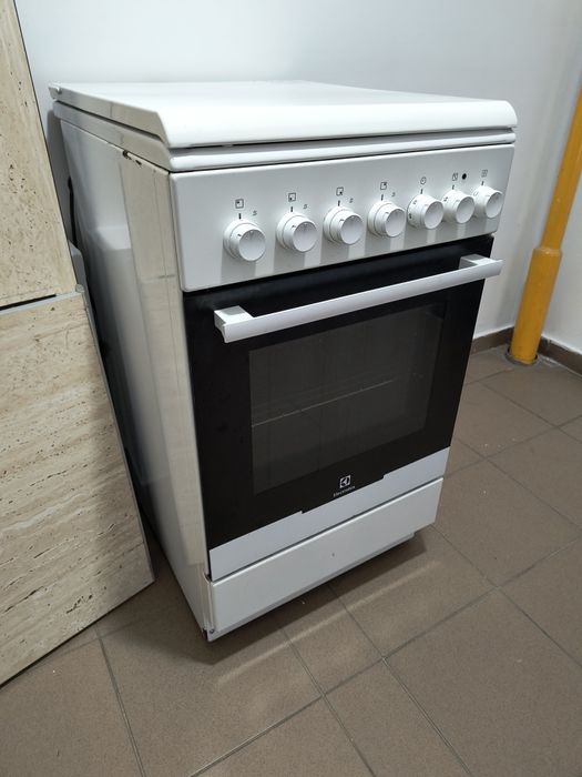 Aragaz cu cuptor electric Electrolux