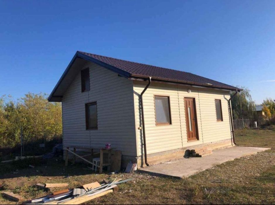 Vând casă tip container pe structură metalică