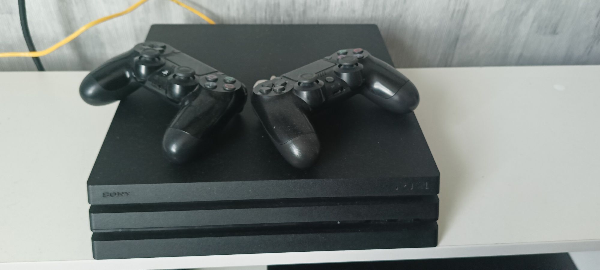 Продам PS4 Pro с дисками