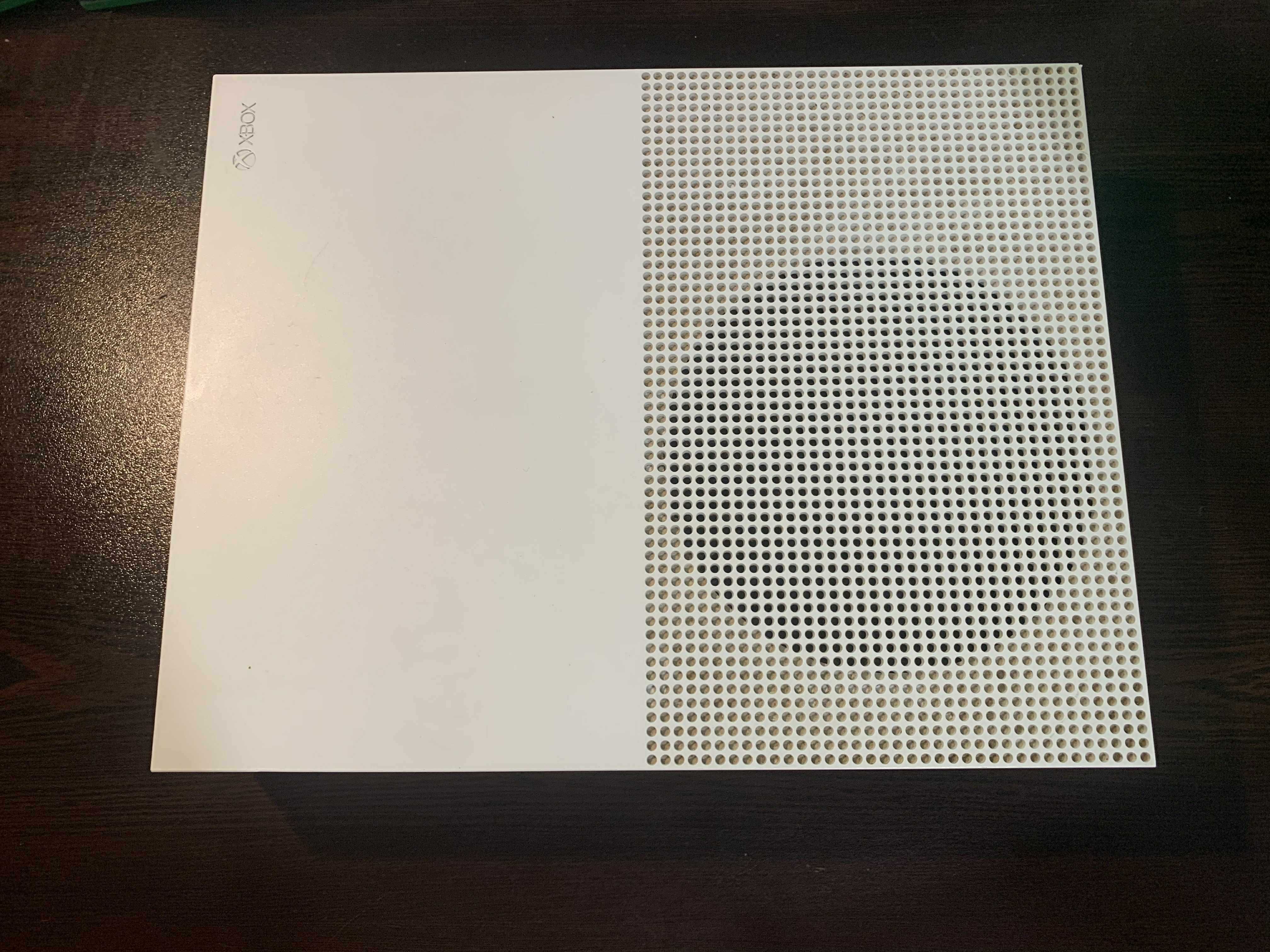 Xbox One S 1TB + 16 игри + RGB контролер – перфектен подарък!
