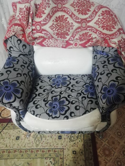 Продам диван тройка размер большой 2.20.средний 1.50ииии кресло