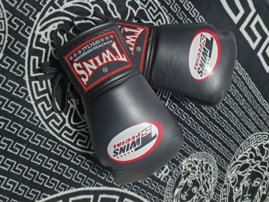Manusi box TWINS SPECIAL 10oz din piele negru cu rosu