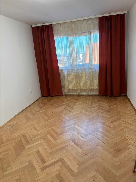 Închiriez apartament 67mp
