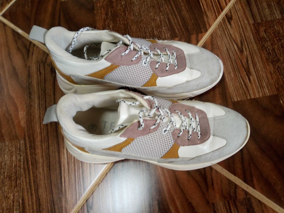 Кроссовки и женская обувь 36-38 размер.Цена по 50 тыс пара