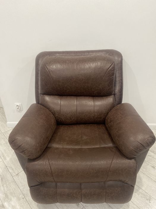 Продам кресло кожаное.