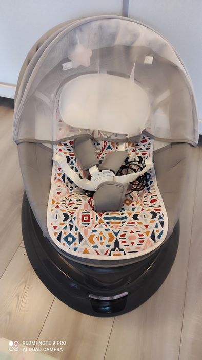 Leagăn electric pentru bebeluși.