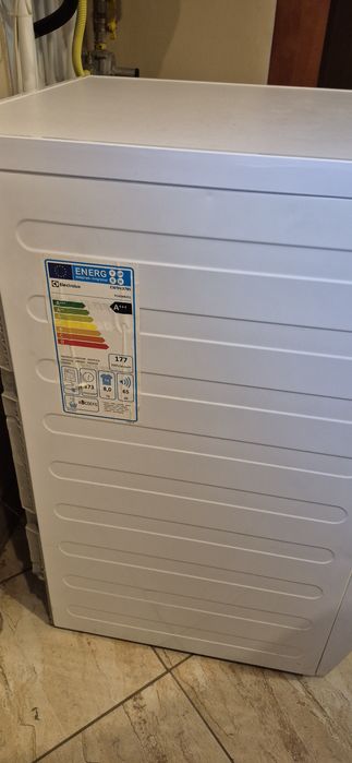 Vând uscator rufe Electrolux