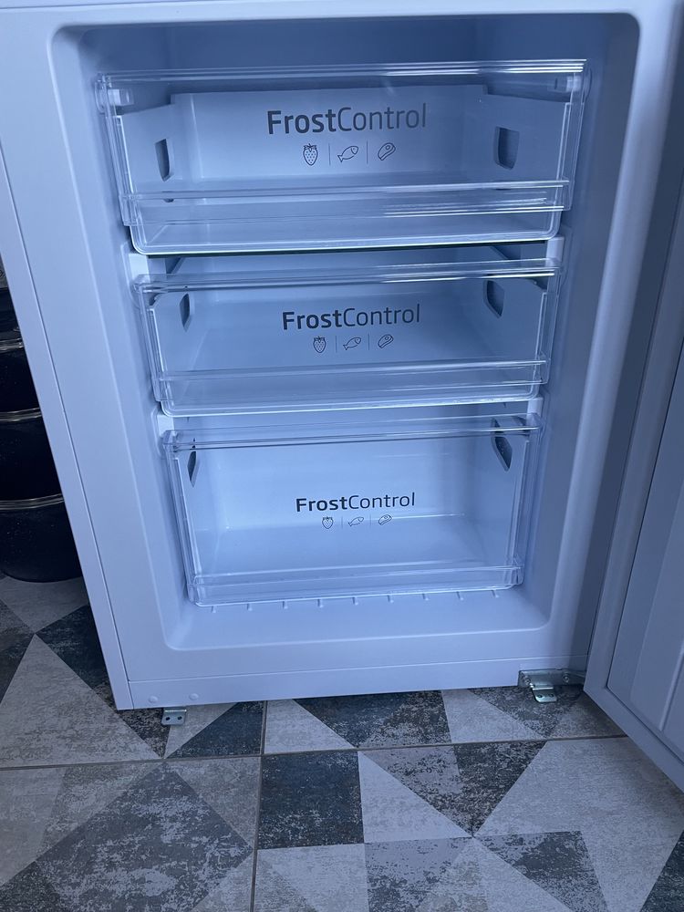 Продам новый встраеваемый холодильник Ханса