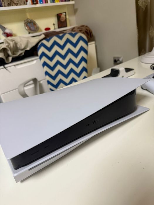 PlayStation 5 Disc Edition | 2 Controlere + Stație Încărcare | Ca Nou