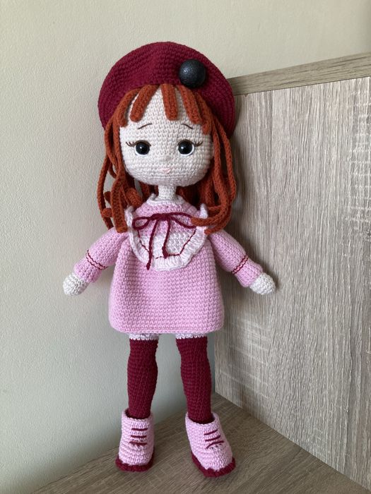 Плетена кукла с шапка