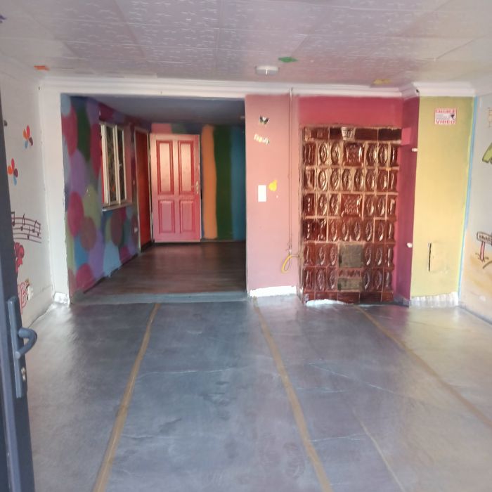 Închiriez spațiu comercial casa,doua camere,baie și terasa acoperita .