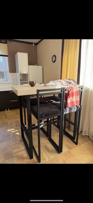 Продаю барную стойку и стулья