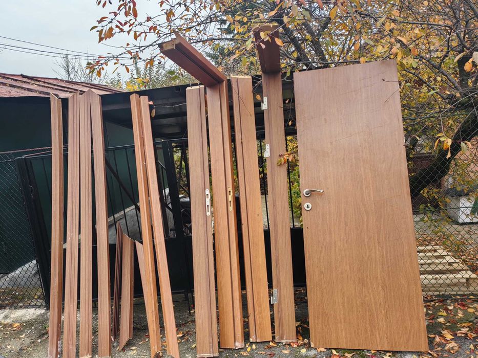 Дървена врата плюс 2 каси към нея