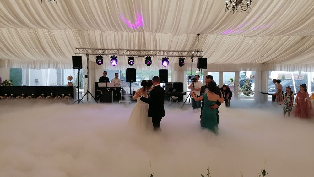 Fum greu dansul mirilor artificii baloane