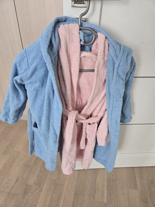 2а халата , синего и  розового цветов.