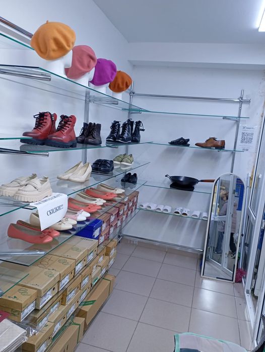 Продам стеклянные полки  для бутика