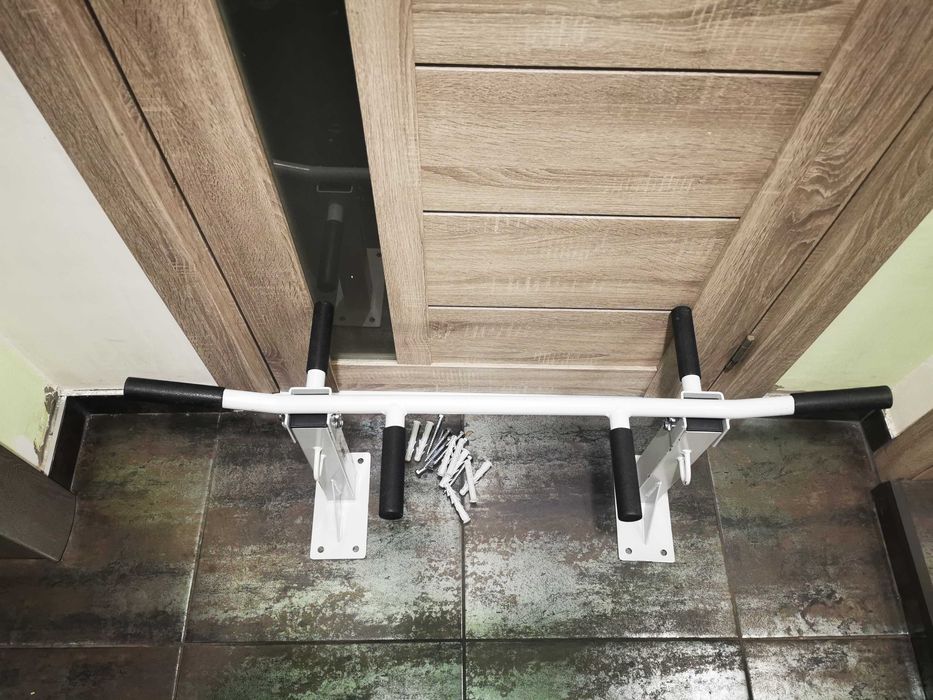 Продавам лост за монтаж на стена