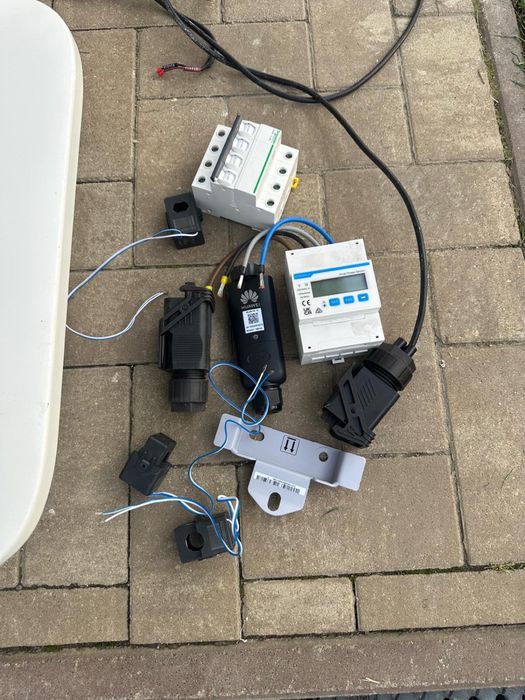 Vand  doua bucati invertor Huawei