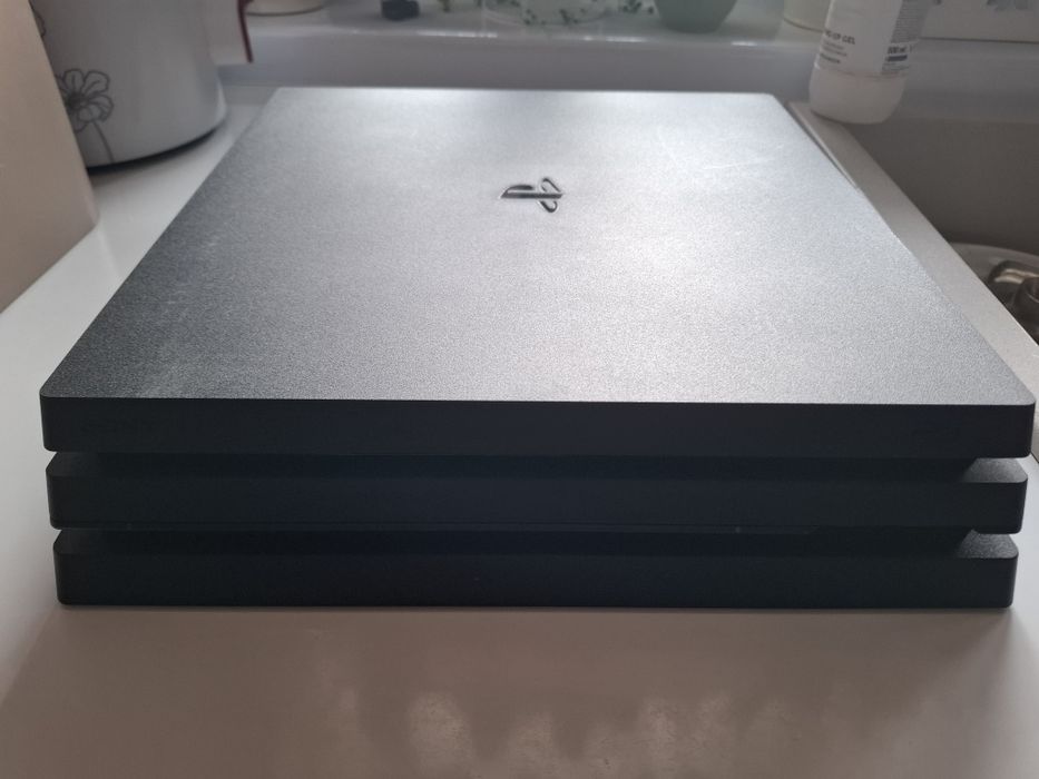 PS4 Pro + controller + cablu alimentare – funcționează perfect