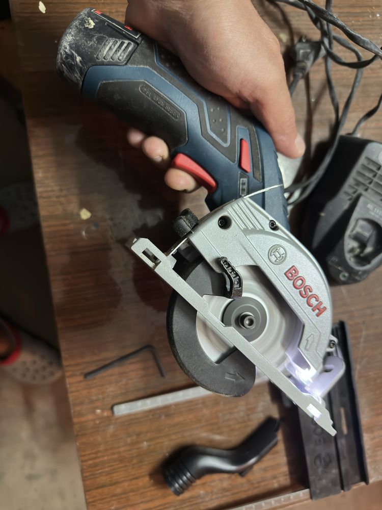 циркуляр BOSCH GKS 12V-26