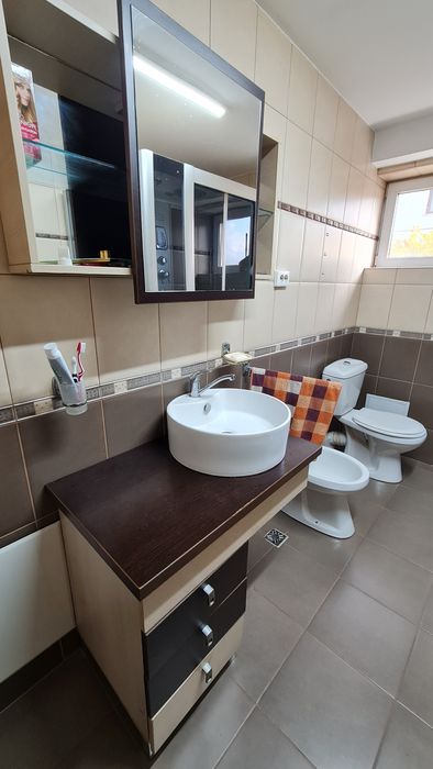 Mobilier baie cu etajera culisanta si lavoar