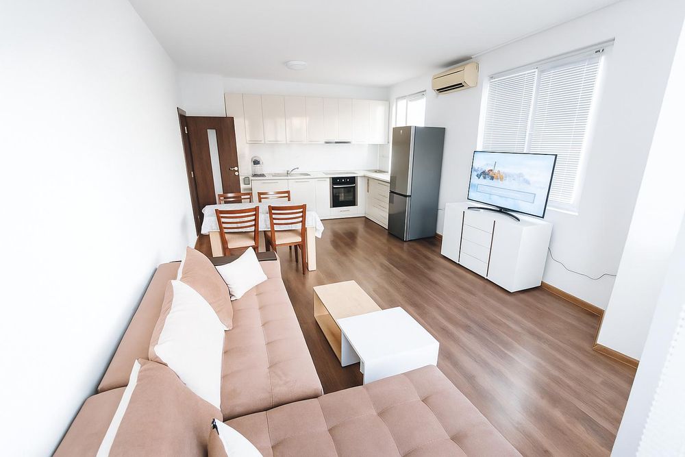 Светъл ДВУСТАЕН апартамент в район Южен