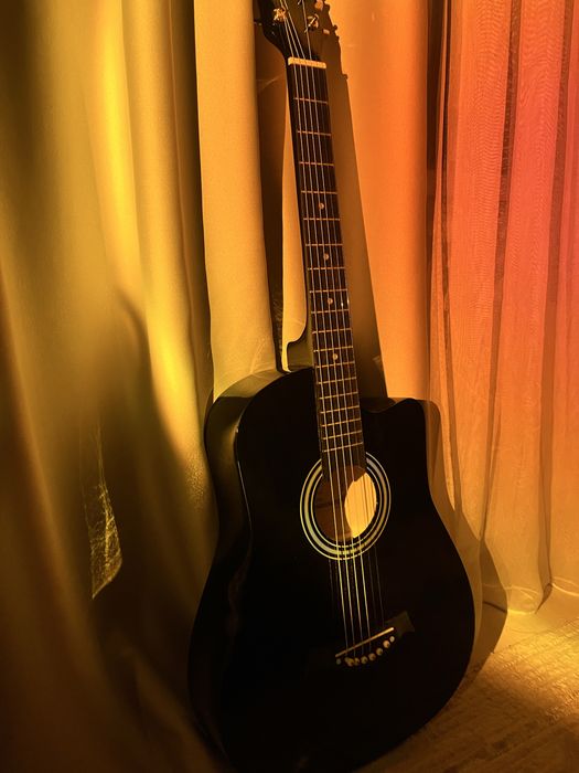 Новая Гитара Levinson продается, цена 50к можно договорится