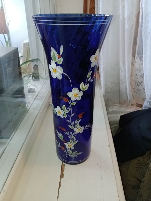 Продается ваза из синего стекла расписанная вручную.47 см высотой