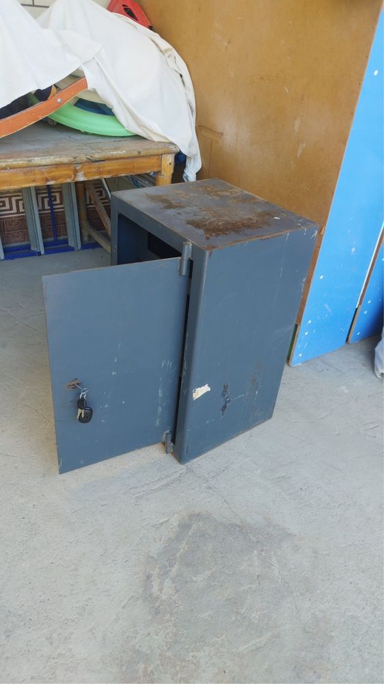 Kulrang metal seyf