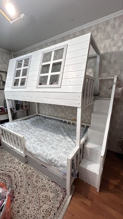 двухъярусная кровать из натурального дерево,домик