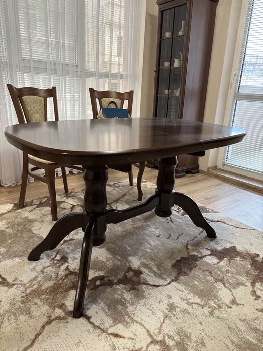 Интерирона дървена маса с 6 стола, не са използвани почти