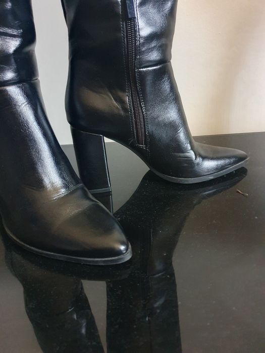 Cizme inalte cu toc negre 
Stare foarte buna , o singu