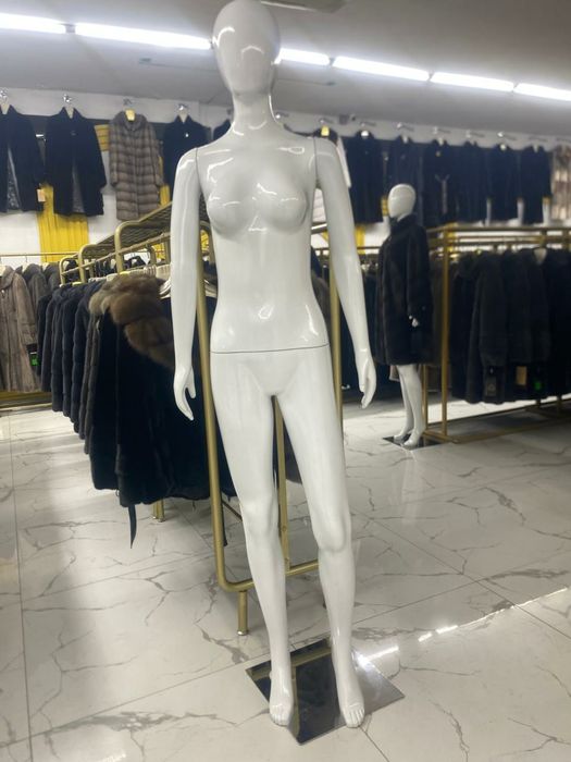 Продам манекен и вешалки.