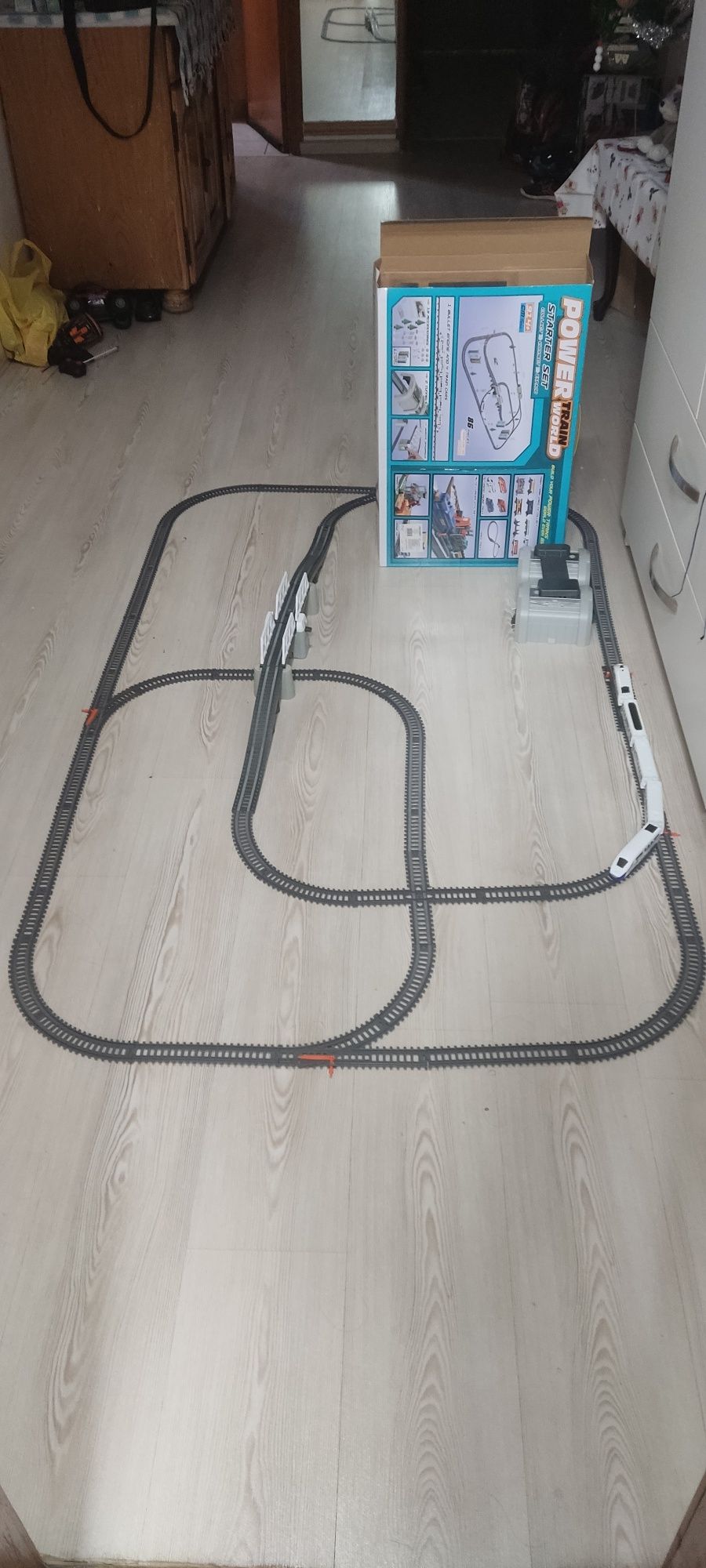 Tren,,circuit electric complex locomotiva+4 vagoane,4 macazuri..