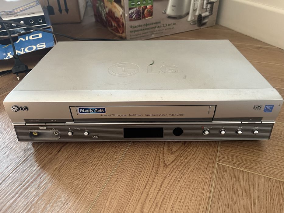 Старый видеомагнитафон LG для VHS кассет