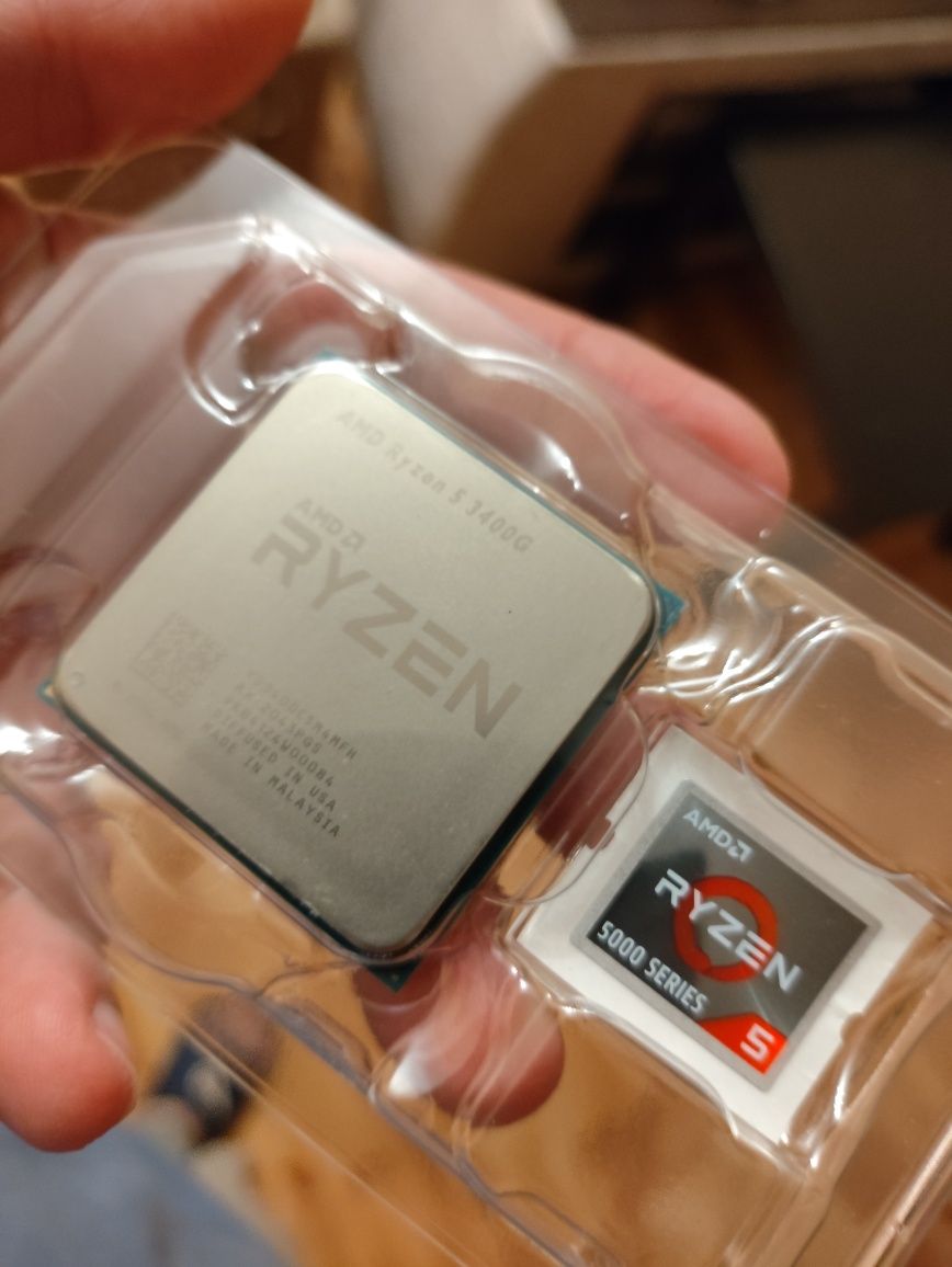 Процессор AND Ryzen 5 3400g почти новый стоял 2 месяца