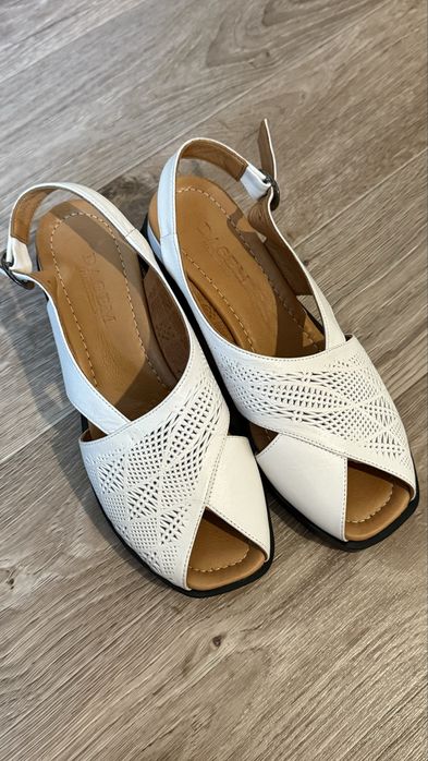 Босоножки новые