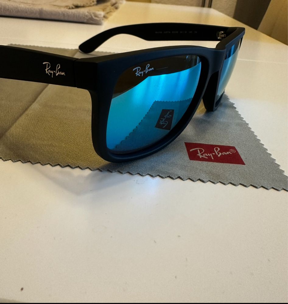 Ray-Ban слънчеви очила.