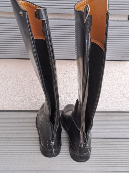 Cizme pentru călărie din piele.
