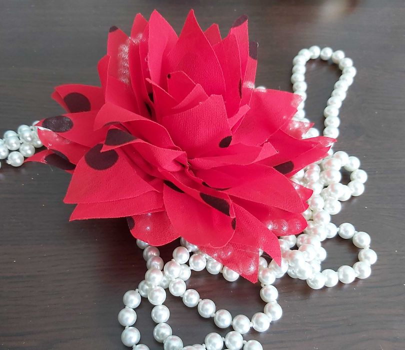 Брошки цветя от коприна