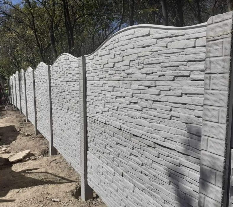 Gard beton din placi prefabricate