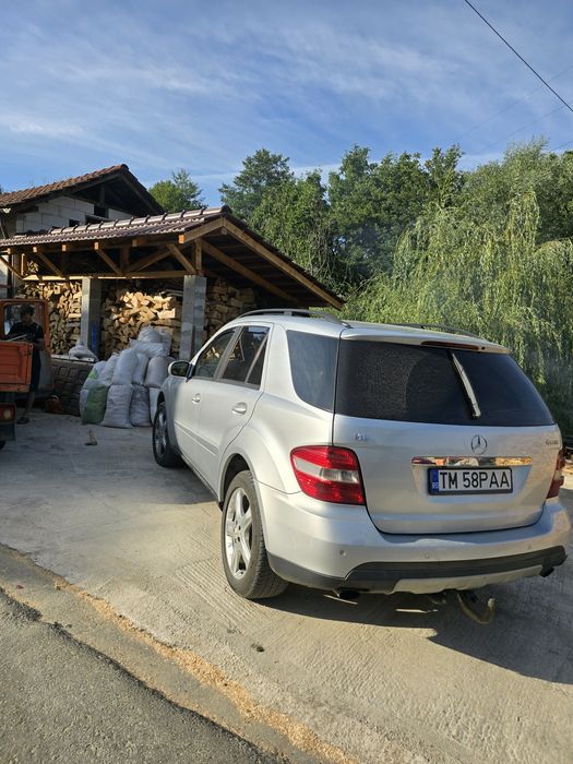 Vând Mercedes Ml w164 mașină personală mai multe detalii la telefon