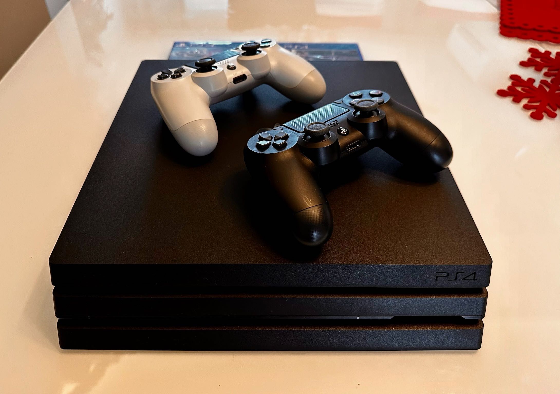 Конзола Playstation Pro + 2 бр контролер